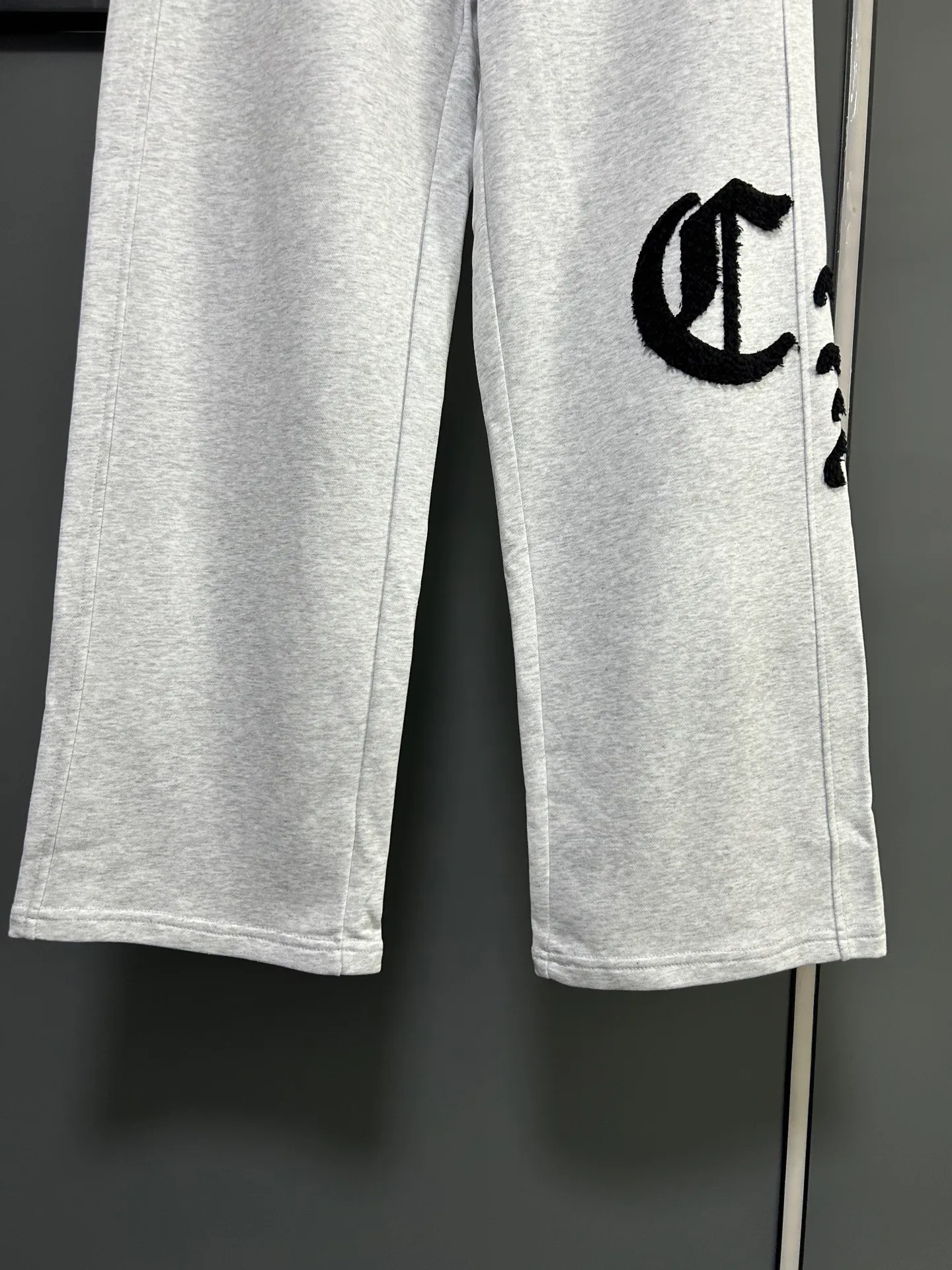 P220 Chrome Hearts 25 new colorful cross-mark loose straight trousers 2025 autumn and winter new embroidered elastic band casual trousers, customized fabrics at the counter. Made of 400g high-version terry fabric, with high breathability and comfort, impeccable details, no pilling and no deformation, brand element design concept, reflecting high quality. It feels delicate and soft! It presents casual tailoring, the same style for men and women, and the upper body shape is awesome! Size: S M L XL Color: Black Gray